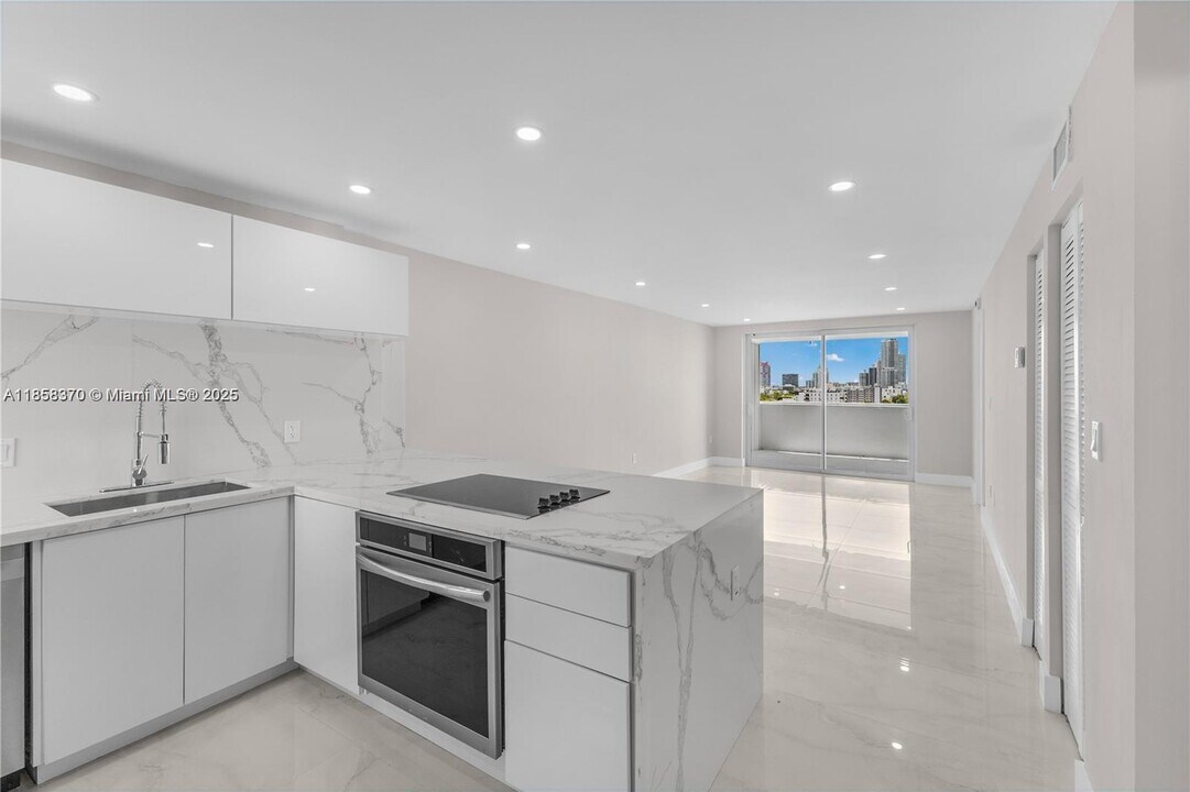1331 Lincoln Rd in Miami Beach, FL - Building Photo