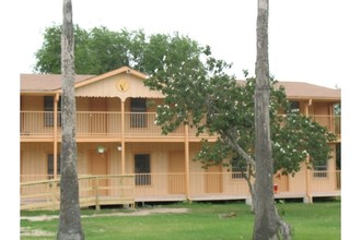 Vega Apartments in San Benito, TX - Foto de edificio - Building Photo