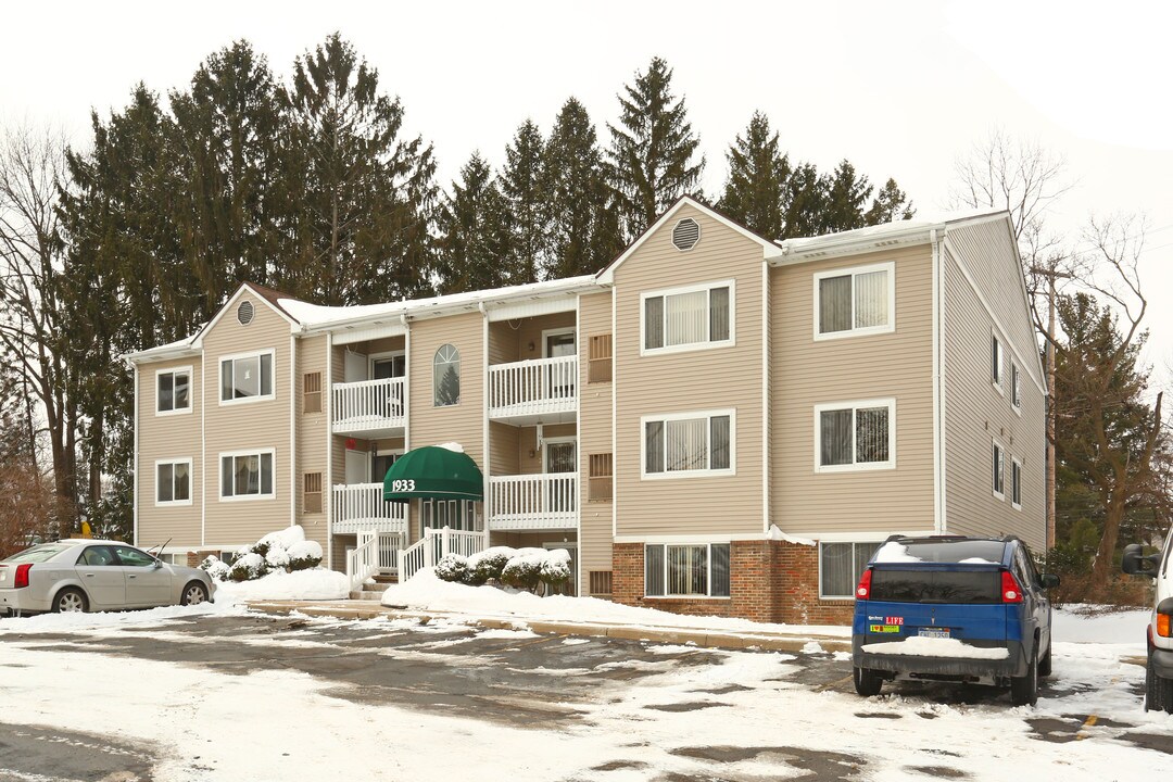 Grossbeck Pines Apartments in Lansing, MI - Building Photo