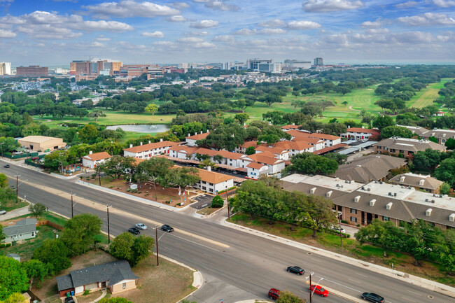 The Oaks Apartments At Medical Center in San Antonio, TX - Foto de edificio - Building Photo