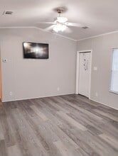 110 N Michigan St in Lawrence, KS - Foto de edificio - Building Photo