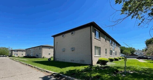 16480 E 9 Mile Rd in Eastpointe, MI - Building Photo - Building Photo