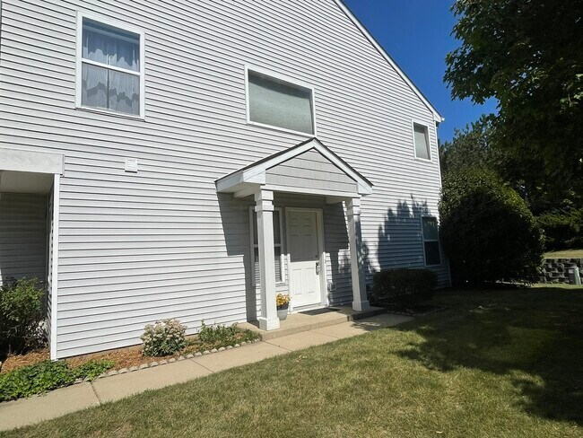 1471 Meadowsedge Ln in Carpentersville, IL - Building Photo - Building Photo