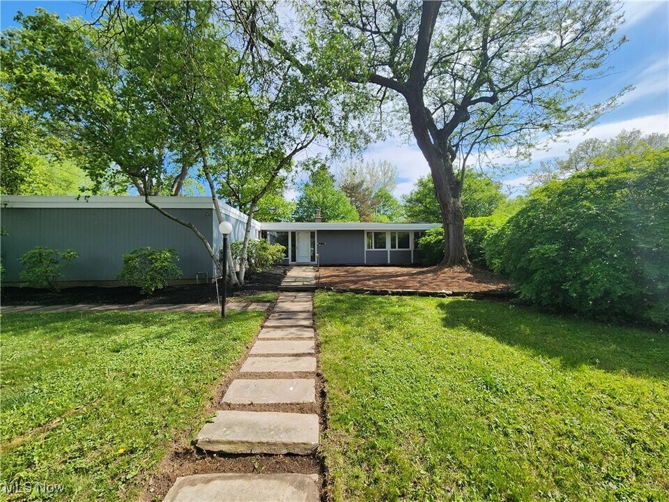 24160 Buckhurst Dr in Beachwood, OH - Building Photo
