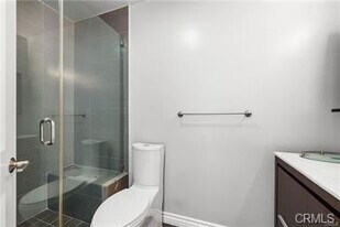 12390 Chandler Blvd in Los Angeles, CA - Building Photo