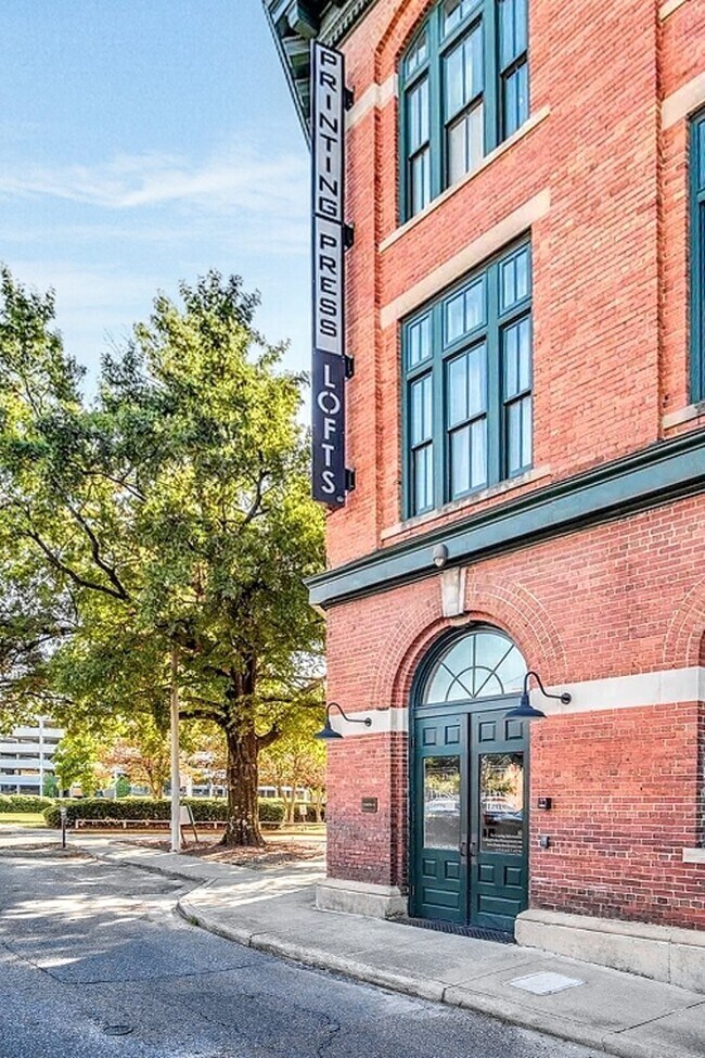 215 N Court St in Montgomery, AL - Foto de edificio - Building Photo