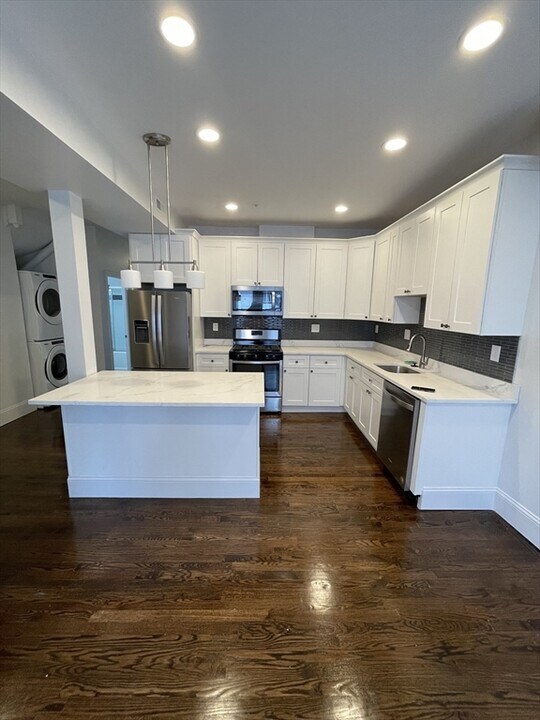 204 E Eagle St, Unit #1 in Boston, MA - Building Photo