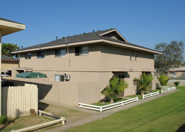 1245 W 10th St in Corona, CA - Foto de edificio - Building Photo