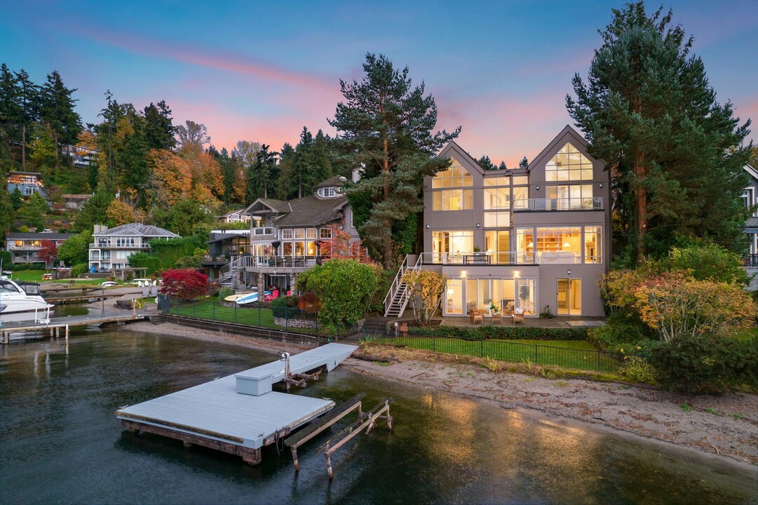 5810 NE Arrowhead Dr in Kenmore, WA - Foto de edificio