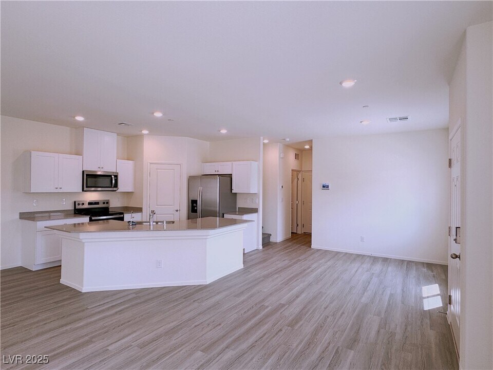 7915 Pandora Sky St in North Las Vegas, NV - Building Photo