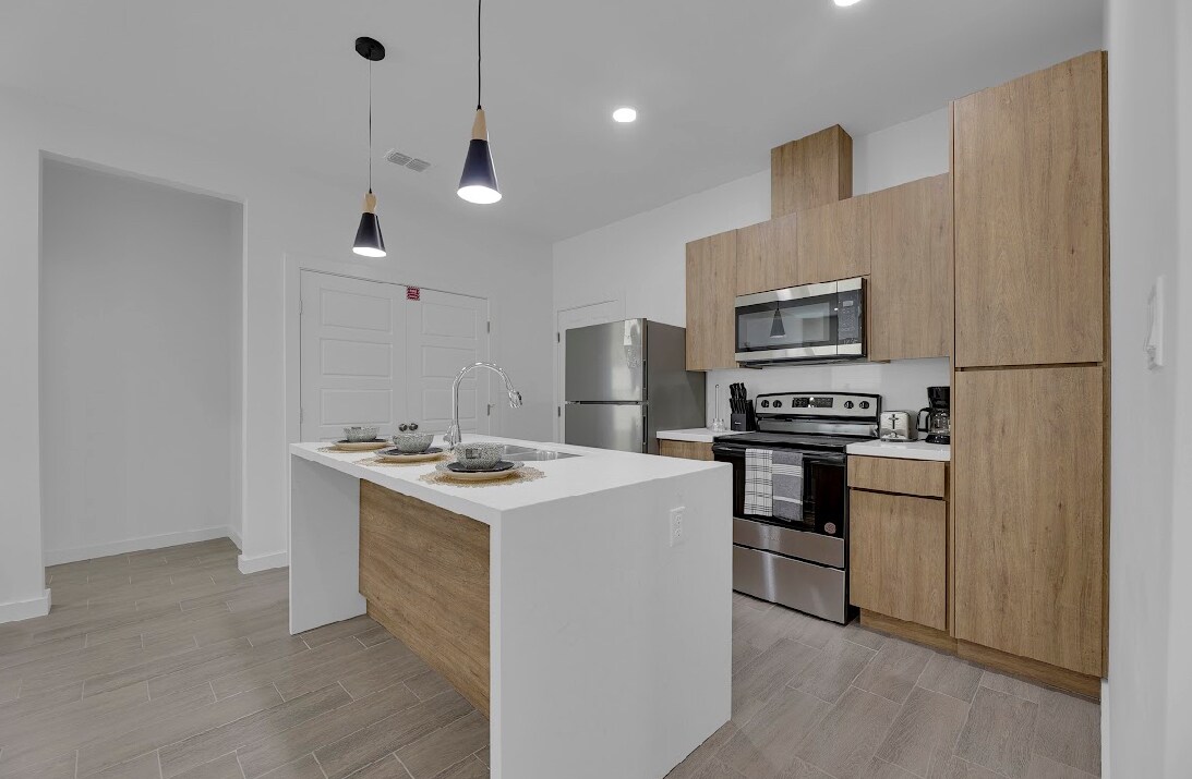 1400 W Platinum Dr in Pharr, TX - Building Photo