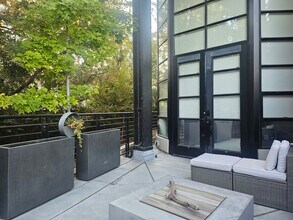 350 E Mission St, Unit 126 in San Jose, CA - Building Photo - Building Photo