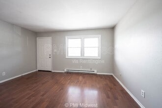 4881 300W, Unit 6 in New Palestine, IN - Foto de edificio - Building Photo