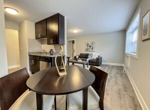 529 W Surf St, Unit 410 in Chicago, IL - Building Photo - Building Photo