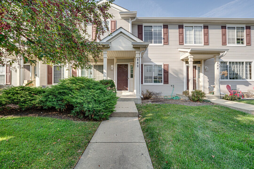 842 County Line Rd in Aurora, IL - Building Photo