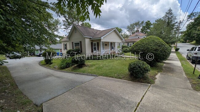 818 3rd Ave W in Hendersonville, NC - Foto de edificio - Building Photo