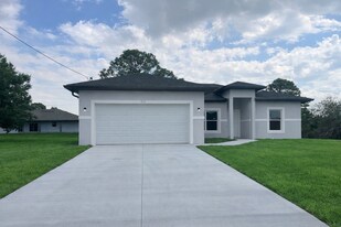 751 Crystal Ave in Lehigh Acres, FL - Building Photo