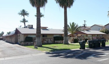 Tower Villa Apartments in Phoenix, AZ - Building Photo - Building Photo