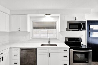 2580 Walnut Lake Rd in West Bloomfield Township, MI - Building Photo - Building Photo