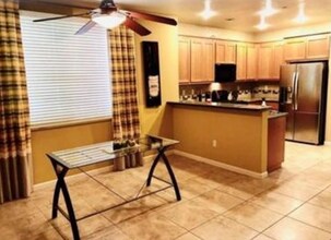 700 Old Oak Ln in Hayward, CA - Foto de edificio - Building Photo