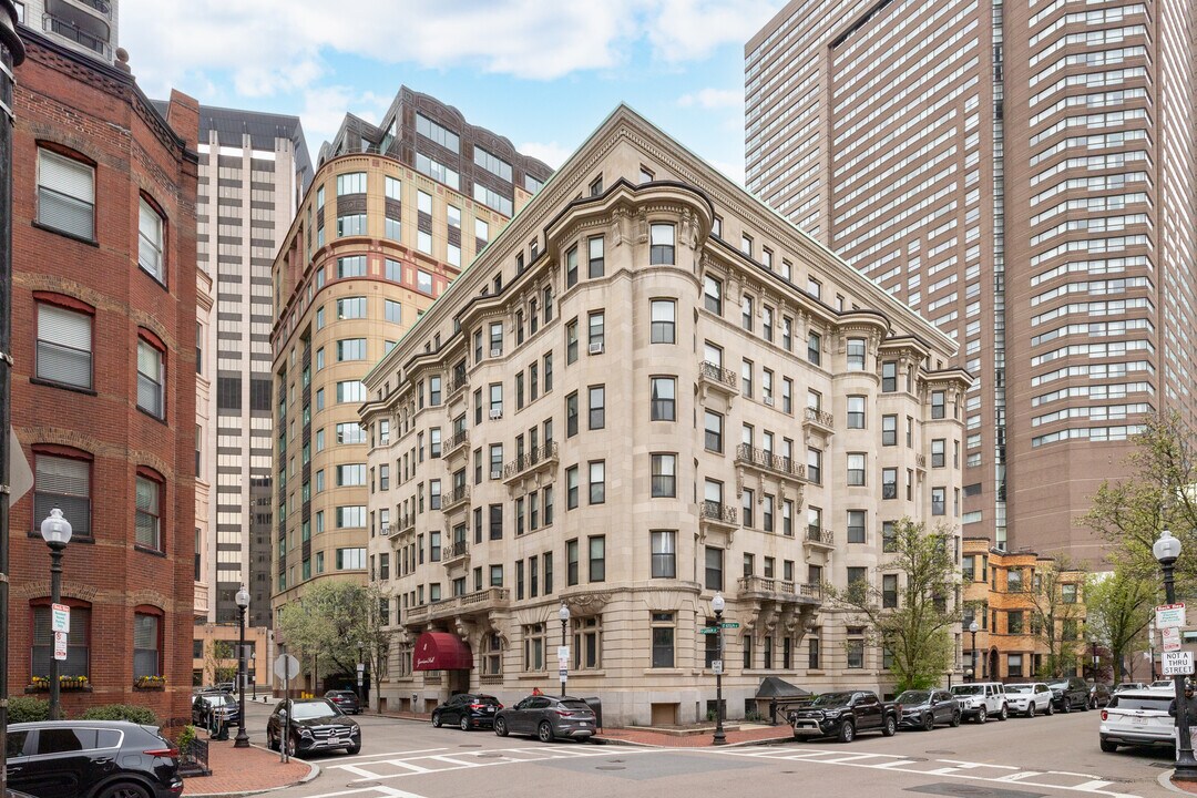 Garrison Hall in Boston, MA - Foto de edificio