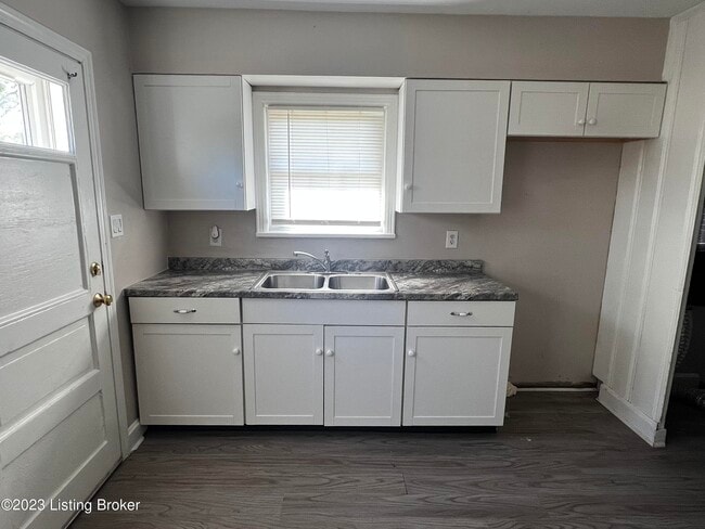 1002 Meadow Hill Rd in Louisville, KY - Building Photo - Building Photo