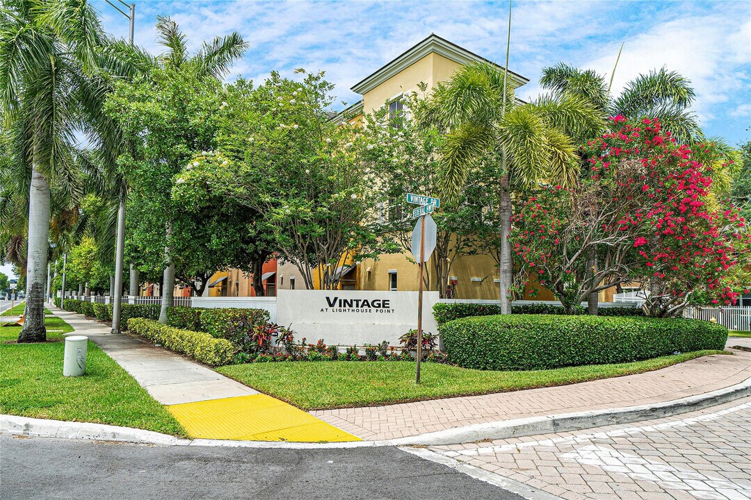 2381 Vintage Dr in Lighthouse Point, FL - Building Photo