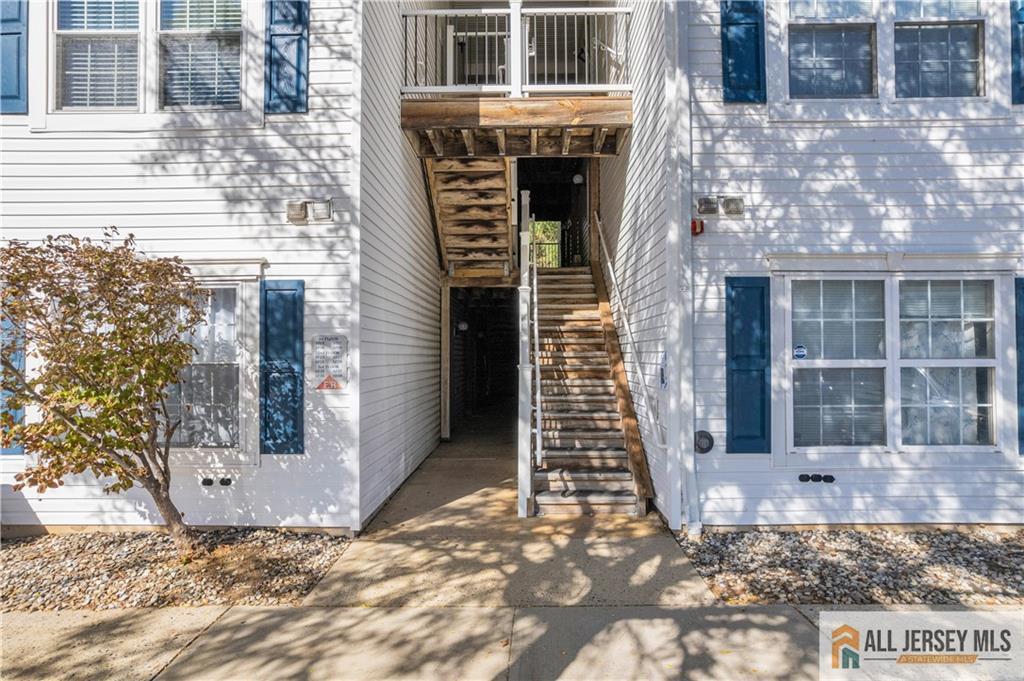 1027 Waterford Dr in Edison, NJ - Building Photo