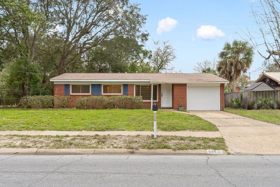 234 Holmes Blvd NW in Fort Walton Beach, FL - Foto de edificio