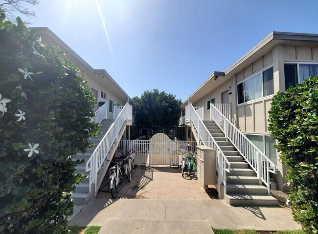 1729 Diamond St in San Diego, CA - Building Photo - Building Photo