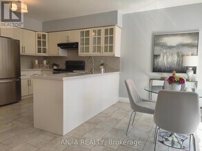 23 Springer Dr in Richmond Hill, ON - Building Photo - Building Photo