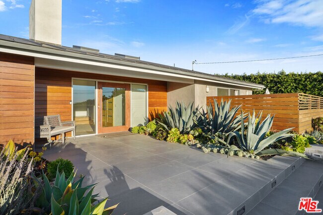 30479 Morning View Dr in Malibu, CA - Building Photo - Building Photo