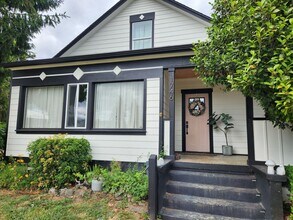 1746 4th St in Bremerton, WA - Building Photo - Building Photo