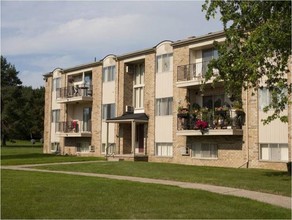 River Forest Apartments in Flint, MI - Building Photo - Building Photo