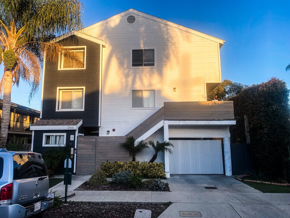 2166 Chestnut Ave in Long Beach, CA - Building Photo