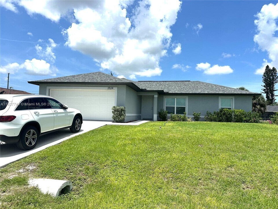 2524 NE 5th Ave in Cape Coral, FL - Foto de edificio