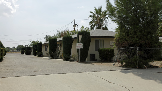 34261 Avenue J in Yucaipa, CA - Foto de edificio - Building Photo