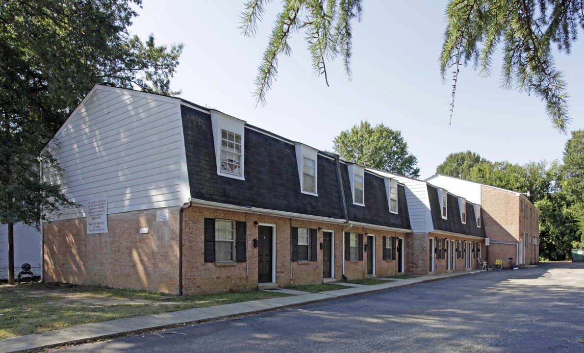 English Boxwood Apartments in Richmond, VA - Building Photo