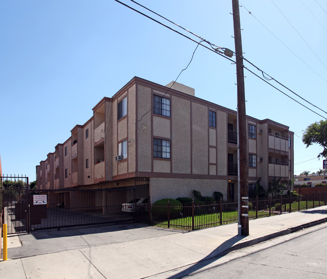 Roscoe Tower in Canoga Park, CA - Foto de edificio - Building Photo