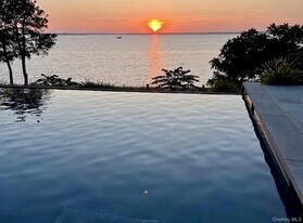 16 N Shore Rd in Hampton Bays, NY - Building Photo