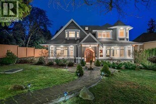 834 17th St in West Vancouver, BC - Building Photo