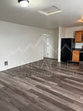 323 Emerald Rd in Granger, WA - Building Photo - Building Photo