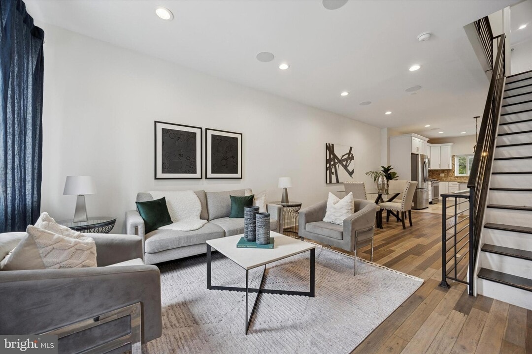 2713 Latona St in Philadelphia, PA - Building Photo