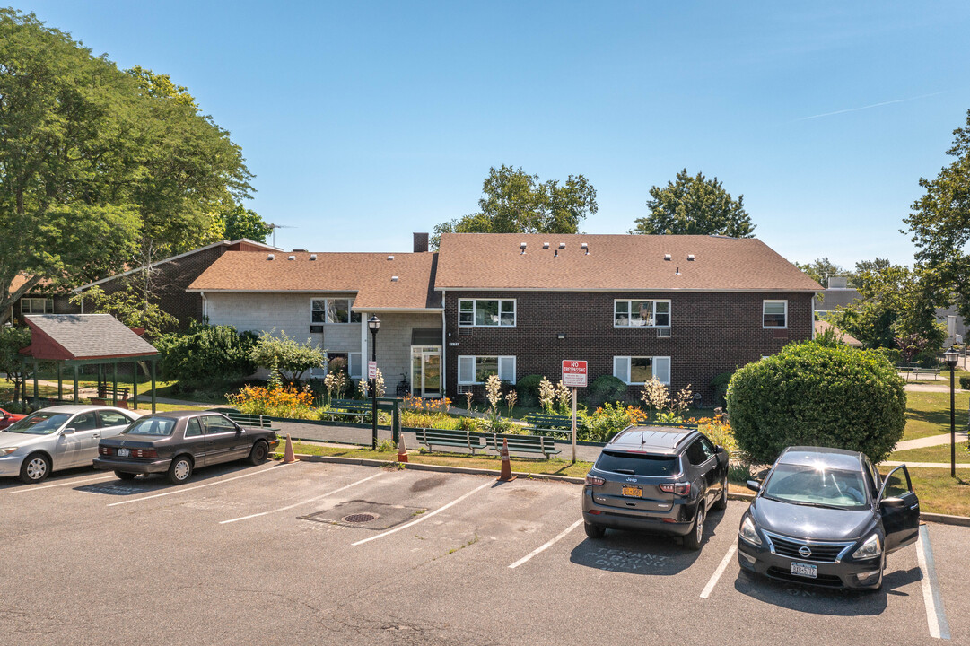 Dogwood Terrace in Franklin Square, NY - Foto de edificio