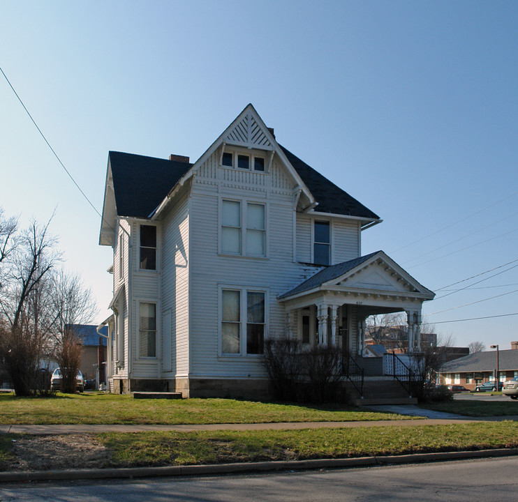 417 East Ave in Elyria, OH - Foto de edificio