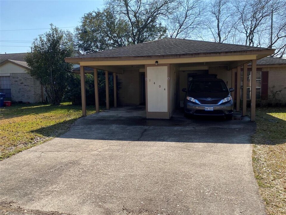 1404 McDugald Rd in Humble, TX - Building Photo