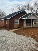 110 Nix Ct in Greenwood, SC - Building Photo