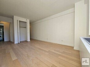 Luxury 1 Bed, 1.5 Bath on 23rd Floor in Mu in New York, NY - Building Photo - Building Photo