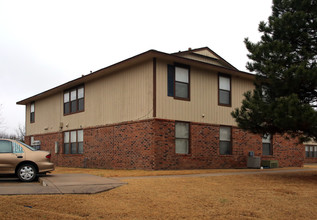 Sugar Bush Apartments in Morris, OK - Building Photo - Building Photo