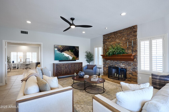 5921 E Sandra Terrace in Scottsdale, AZ - Building Photo - Building Photo